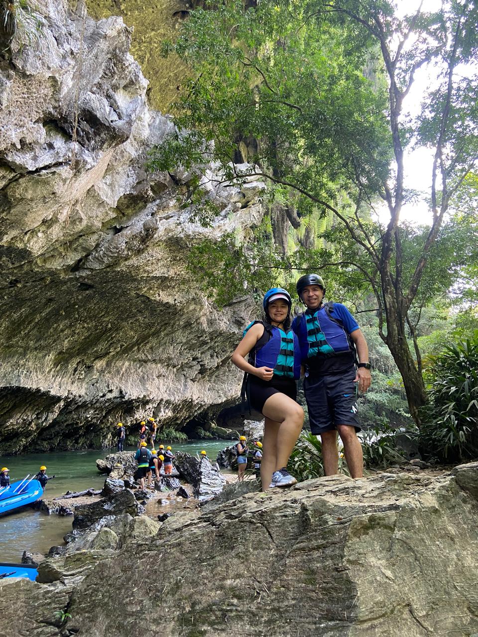 Espeleísmo en la caverna de mármol de Río Claro con casco y chaleco, aventura subterránea Doradal Antioquia