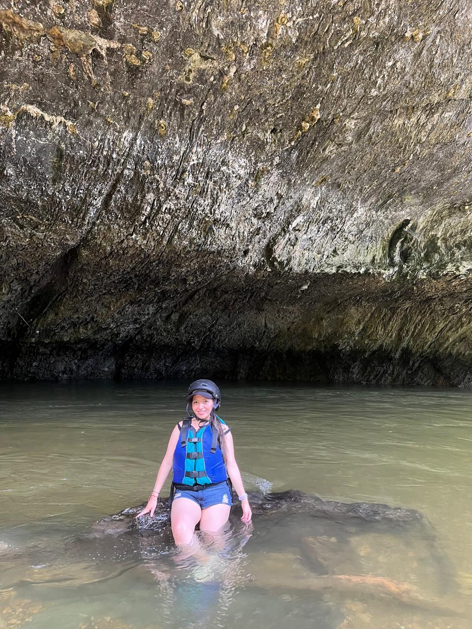 Hidrosenderismo por el cañón de Río Claro, senderismo entre la selva húmeda tropical de Doradal Antioquia