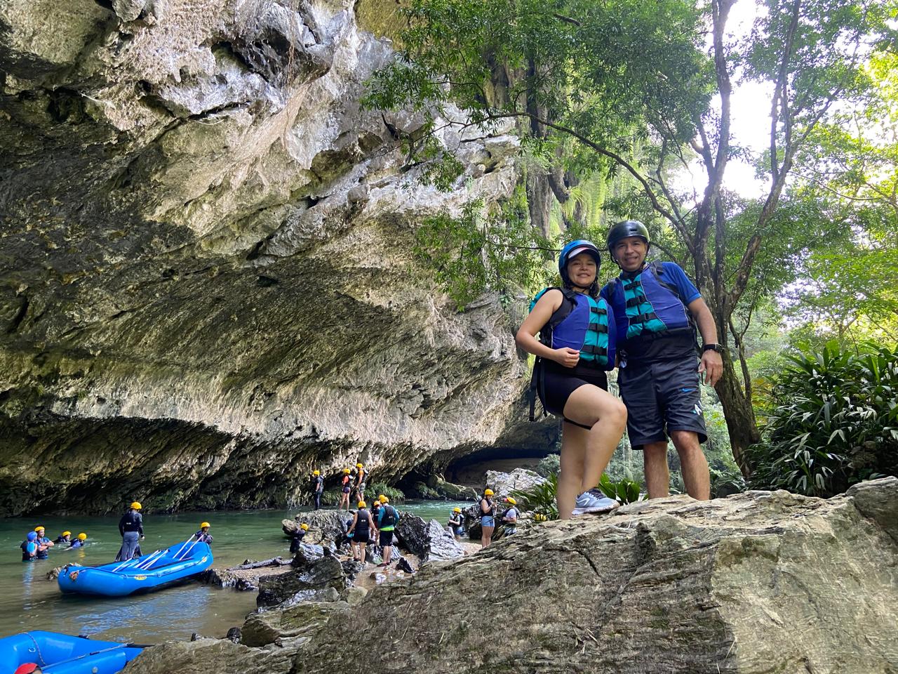 Entrada a la caverna de mármol de Río Claro con formaciones kársticas, espeleísmo en Doradal Antioquia