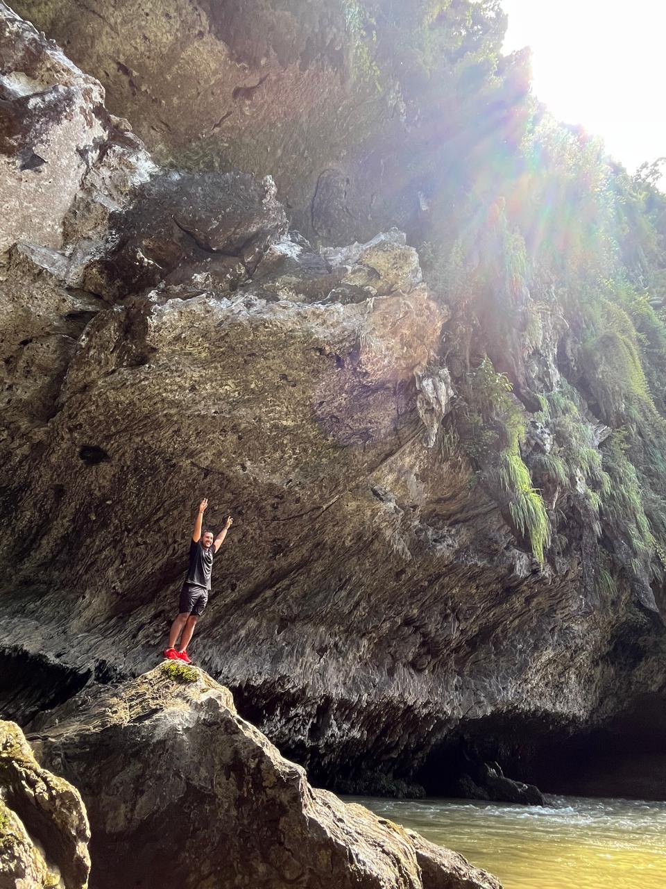 Grupo de turistas explorando las cavernas de Río Claro, espeleísmo y aventura subterránea en Colombia
