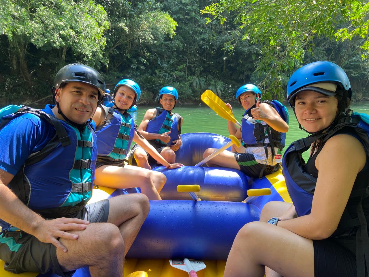 Grupo haciendo rafting en Río Claro con guías certificados, Doradal Antioquia Colombia