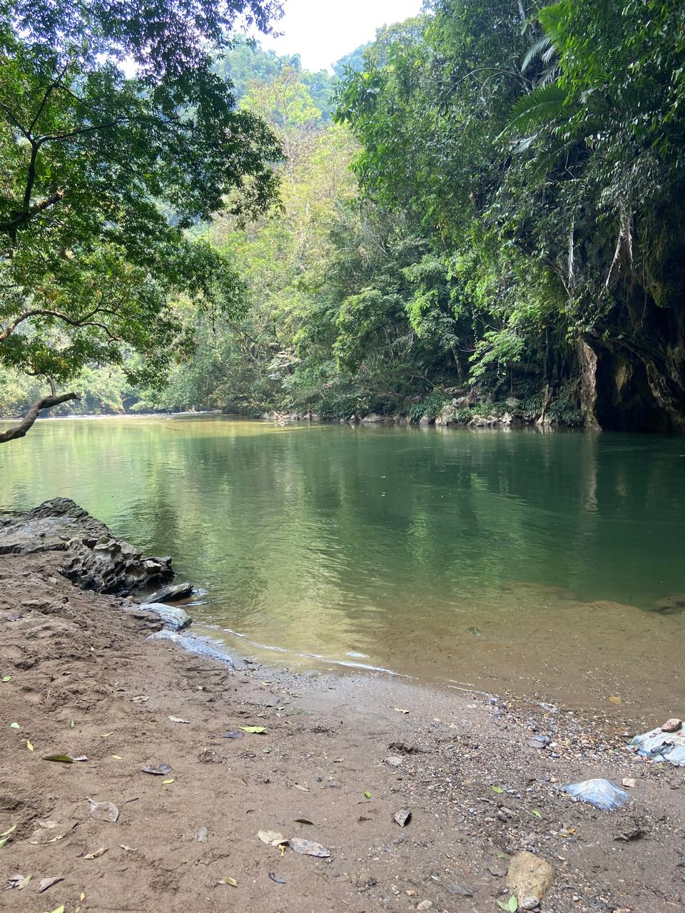 Aguas cristalinas y transparentes del Río Claro con orillas de playa natural, ecoturismo en Doradal Antioquia